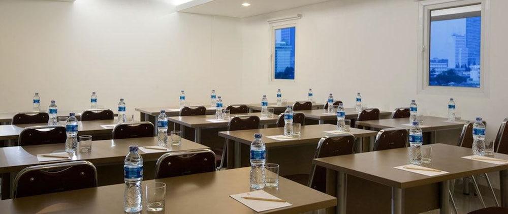 Amaris Hotel Thamrin City Jakarta Exterior photo